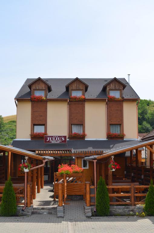 Juliu'S Panzio Csikszereda Hotel Exterior foto